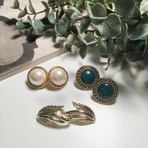 ๐ฟ 2/$15 Vintage Costume Earrings - Picture 2 of 2